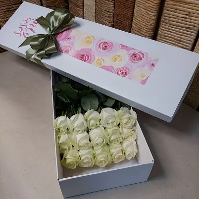 Купить Розы Премиум 31 шт белые в крафт коробке 50 см (на фото 15 шт) арт.12847 в Москве